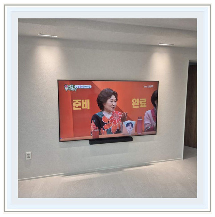 벽걸이TV 시공 참고 사진 4번째 지역 용산구 83인치 TV 아래 가구가 낮을 때의 중심선 2