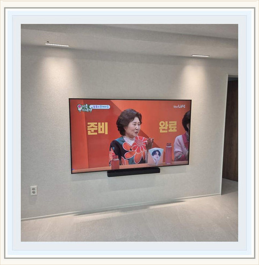 벽걸이TV 시공 참고 사진 5번째 지역 성동구 86인치 얇은 패널을 잡고 이동할 때 3