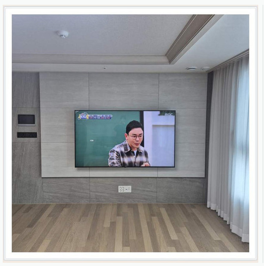 벽걸이TV 시공 참고 사진 9번째 지역 강북구 70인치 침대에서 보는 화면과 거실 화면 2