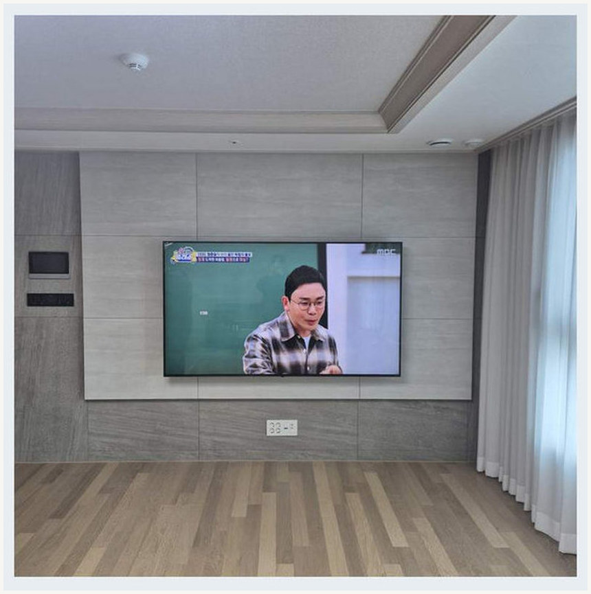 벽걸이TV 시공 참고 사진 16번째 지역 구로구 65인치 벽면 안으로 숨겨 둔 전원 문제 1