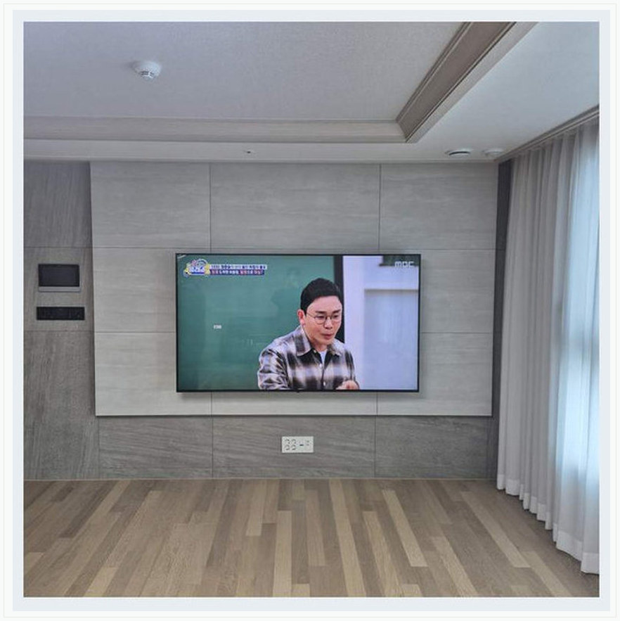 벽걸이TV 시공 참고 사진 25번째 지역 포천 75인치 현관 문을 돌아 들어가는 100인치 2